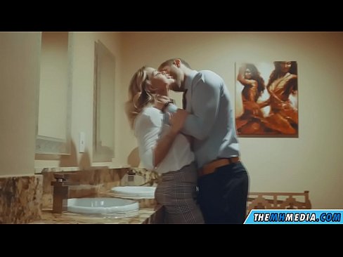❤️ Pe a faaosoosoina oe e se blonde busty i totonu o se faletaele lautele Pono faigata